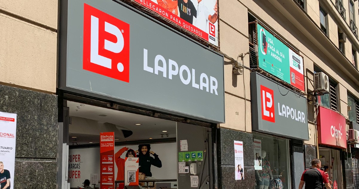 Sernac cita a ejecutivos de 2 conocidas marcas: Presume que La Polar vendió otras ropas dudosas