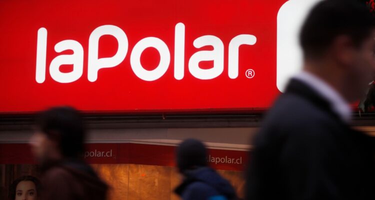 Acciones de La Polar se van a rojo en Bolsa de Santiago en medio de indagación por ropa falsificada