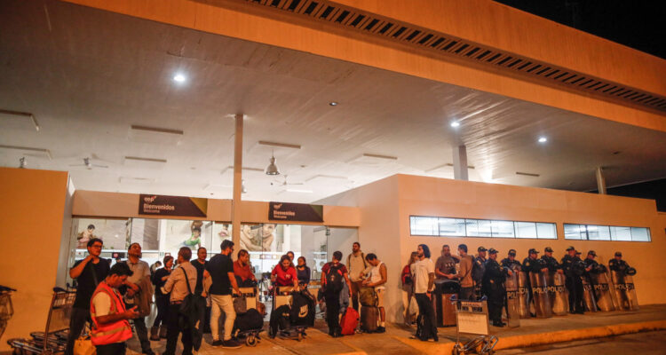 Pasajeros varados en el Aeropuerto Internacional Coronel FAP Francisco Secada Vignetta, en Iquitos (Perú). El accidente ocurrido este viernes en el aeropuerto internacional Jorge Chávez, que sirve a Lima y en el que un camión de bomberos chocó con un avión a punto de despegar, ha desatado el caos en el transporte aéreo del Perú, donde más de 200 vuelos han tenido que ser suspendidos o reprogramados para los próximos días.