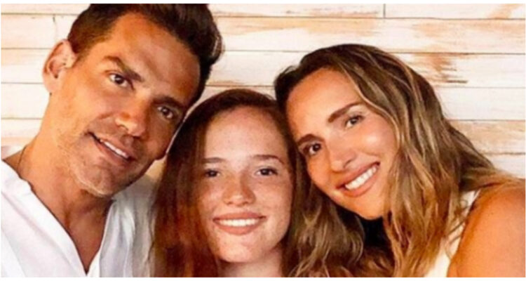 Laura de la Fuente y sus padres