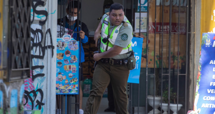 Legítima defensa: sobreseen a carabinero que disparó tras ser atacado por encapuchados