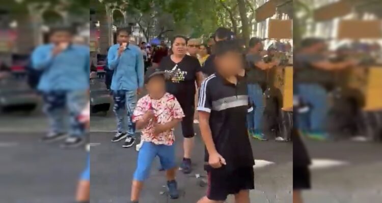 En libertad y denunciada al tribunal de familia queda madre de niños grabados portando cuchillos