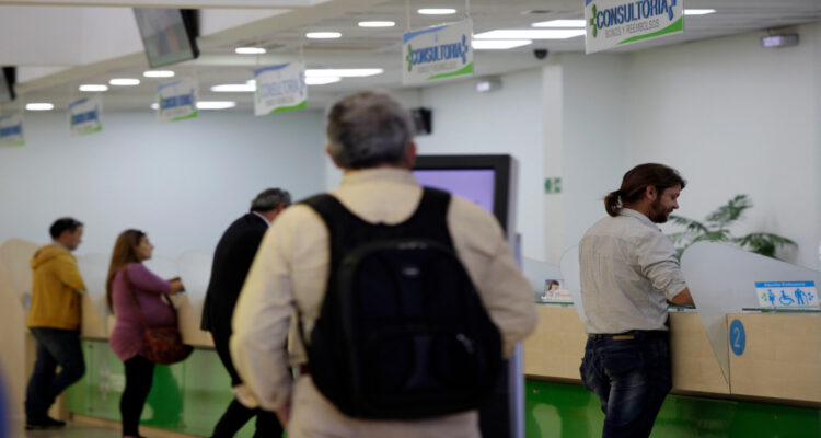 Colegio Médico y parlamentarios critican idea de la Suseso de limitar licencias médicas