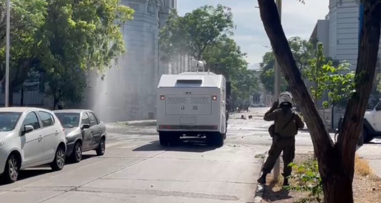 Nuevos incidentes en Liceo de Aplicación: este 2022 ya van 108 detenidos por violencia en colegios