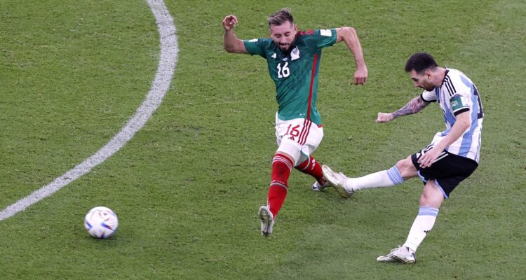 Lionel Messi anotó un golazo para Argentina ante México.