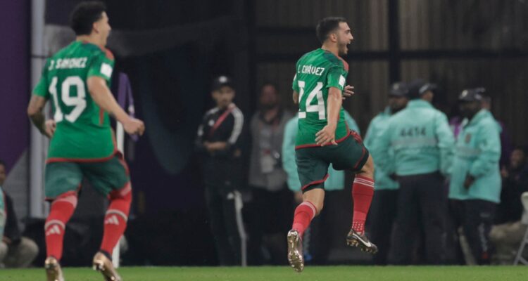 Luis Chávez festeja su golazo extraordinario para México ante Arabia Saudita