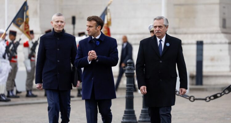 Emmanuel Macron, junto a Alberto Fernández, en París.