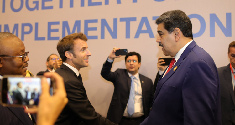 Emmanuel Macron y Nicolás Maduro en la COP27.
