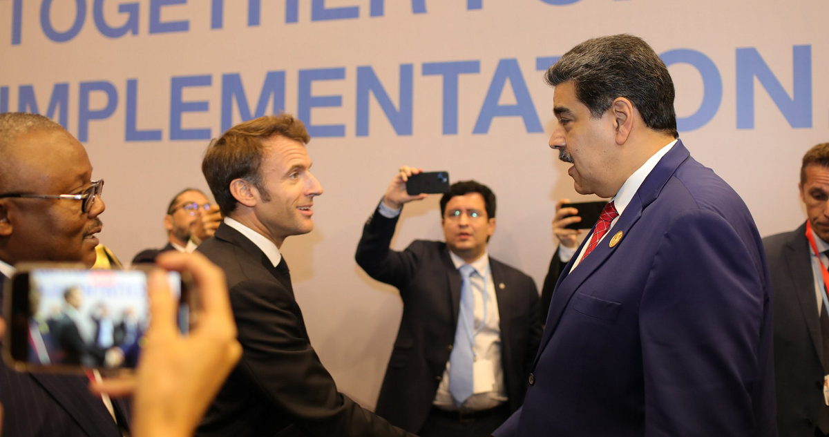 Emmanuel Macron y Nicolás Maduro en la COP27.
