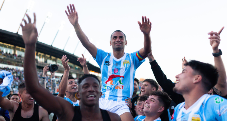 César Cortés celebra los títulos conseguidos en la campaña con Magallanes.