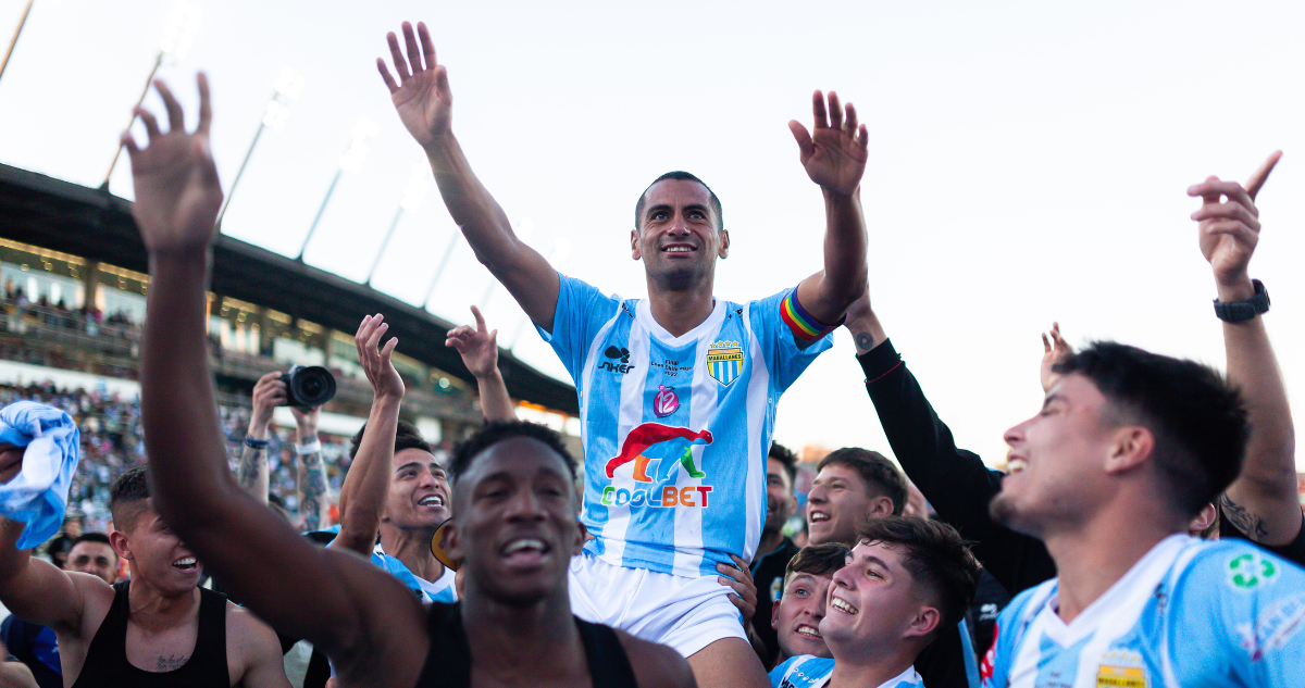 César Cortés celebra los títulos conseguidos en la campaña con Magallanes.