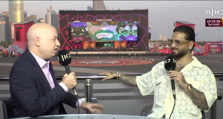 Maluma en entrevista con cadena de televisión israelí antes de abandonarla luego de que le preguntaran por los derechos humanos en Qatar