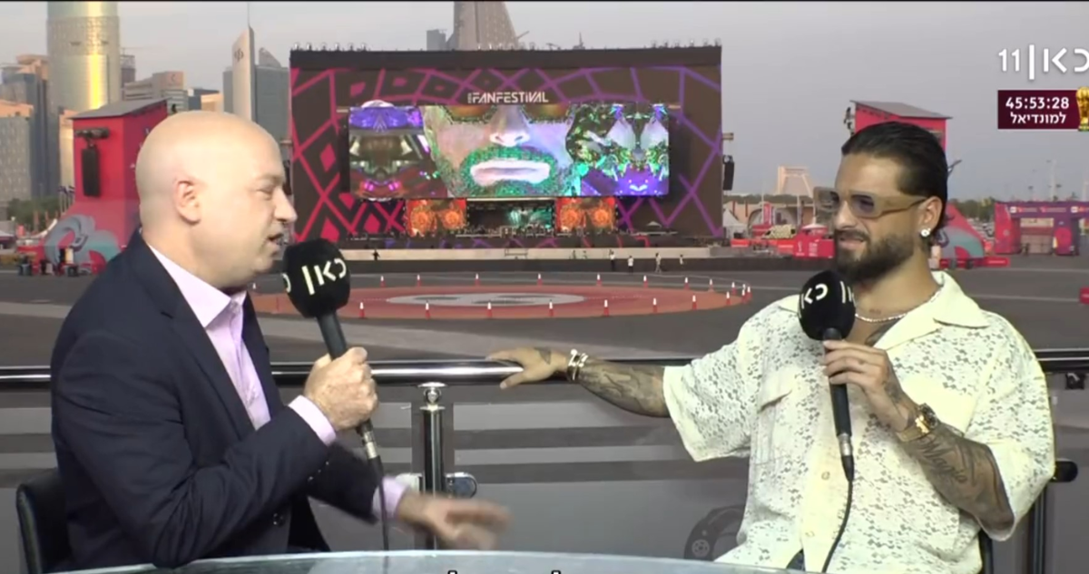 Maluma en entrevista con cadena de televisión israelí antes de abandonarla luego de que le preguntaran por los derechos humanos en Qatar