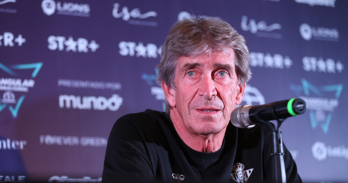 Manuel Pellegrini encarando una conferencia de prensa en la previa del duelo entre el Real Betis y Colo Colo.