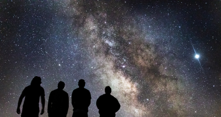 Personas observando un constelación. Científicos crearon el primer mapa interactivo del universo