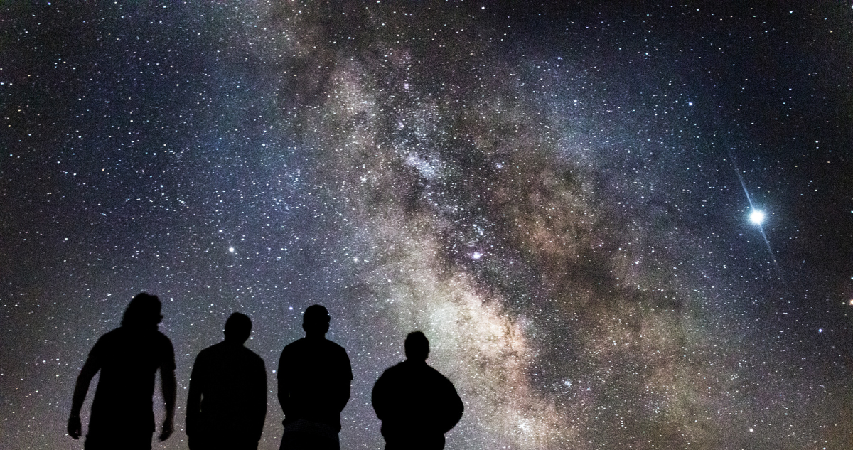 Personas observando un constelación. Científicos crearon el primer mapa interactivo del universo
