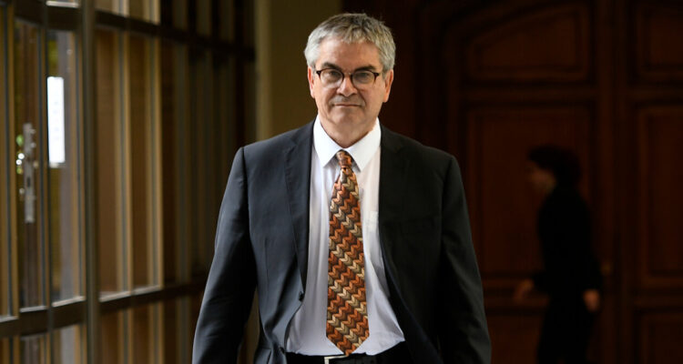 Ministro Marcel critica proyecto para declarar feriado el 26 de diciembre