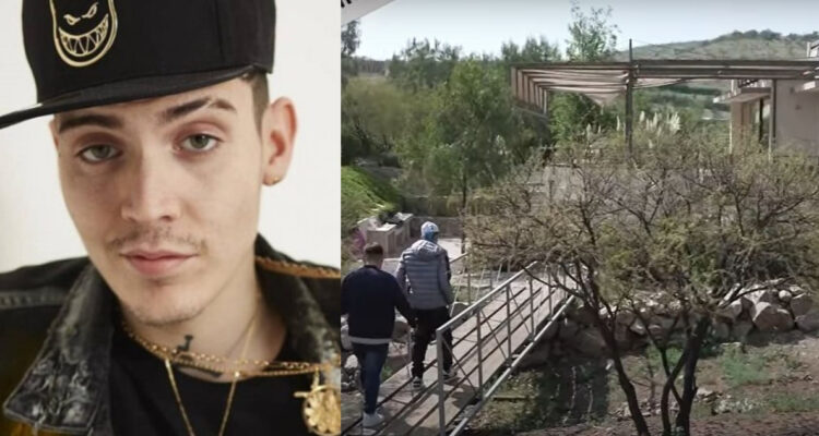 El cantante marcianeke posa para la cámara. A su lado, ingresa a su hogar por el patio trasero de su casa.