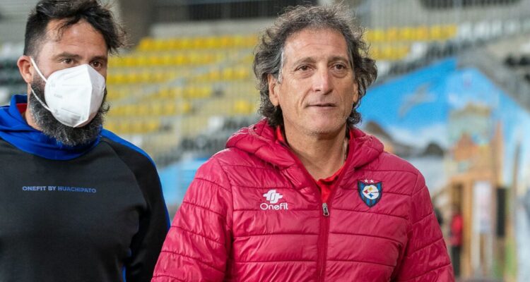 Mario Salas dejó “de mutuo acuerdo” de ser el entrenador de Huachipato