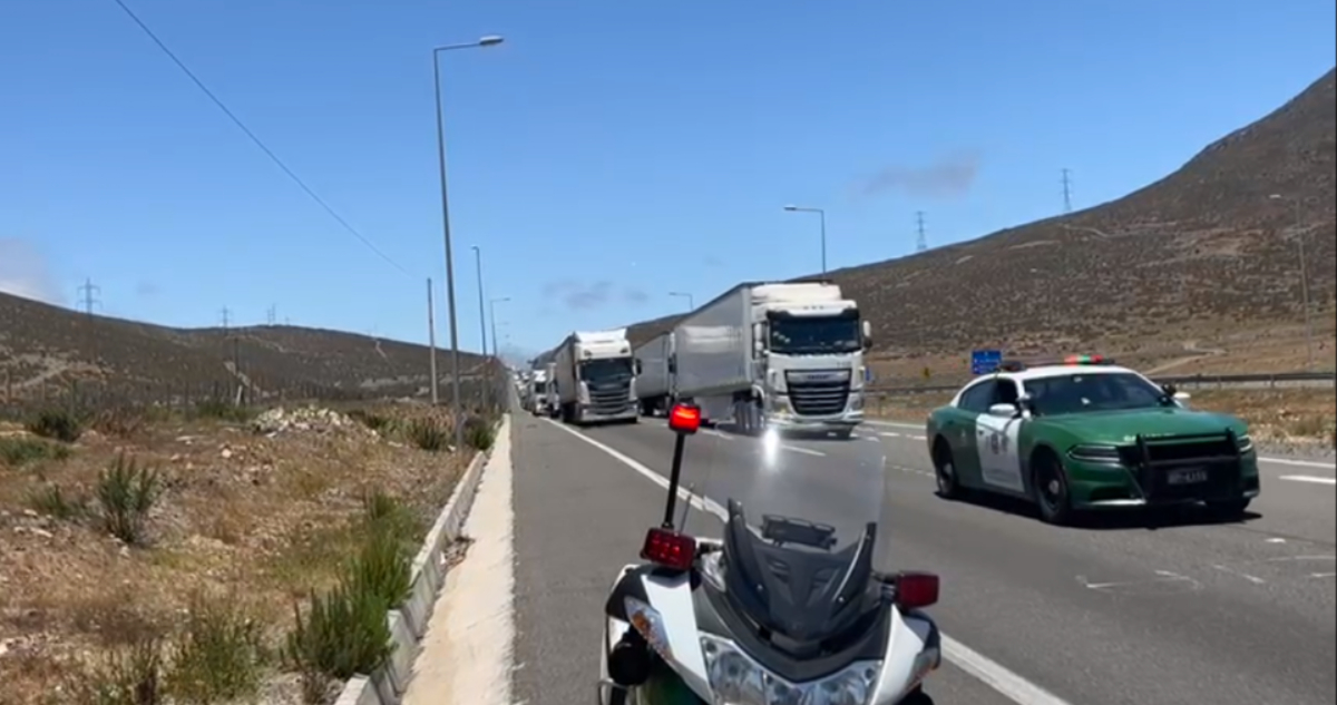 Más de 50 camiones son escoltados por Carabineros rumbo al norte