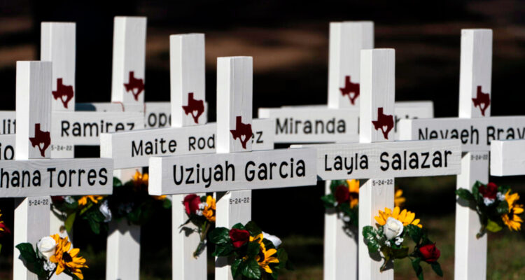 Cruces en homenaje a las víctimas de la masacre en la escuela primaria de Uvalde en Texas.