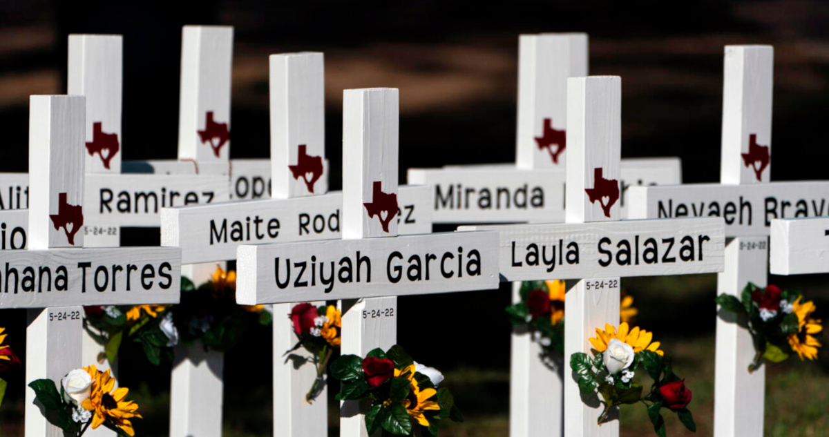 Cruces en homenaje a las víctimas de la masacre en la escuela primaria de Uvalde en Texas.
