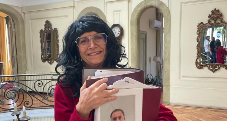 Matthei se transformó en “Betty, la fea” para celebración municipal en Providencia