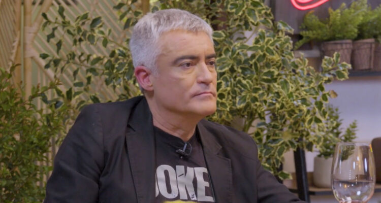 El huorista Mauricio Flores hablando del estado de su pareja.