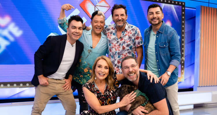 Daniel Fuenzalida junto a su panel de Me Late y los conductores de Mucho Gusto.