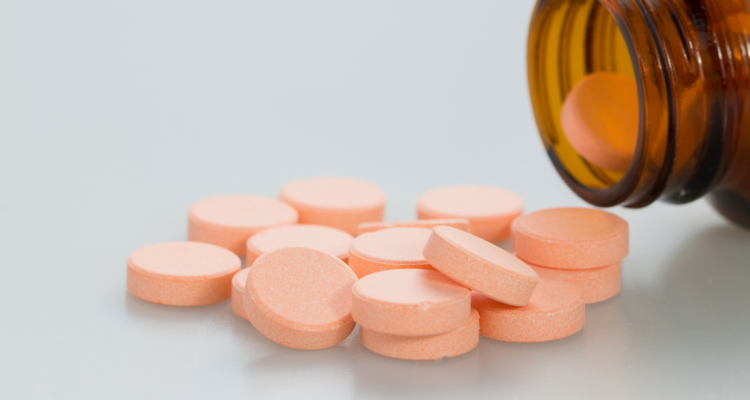 Frasco con medicamentos regados. Científicos descubrieron que medicamento contra el cáncer también sirve para inhibir célula clave para la infección por Covid