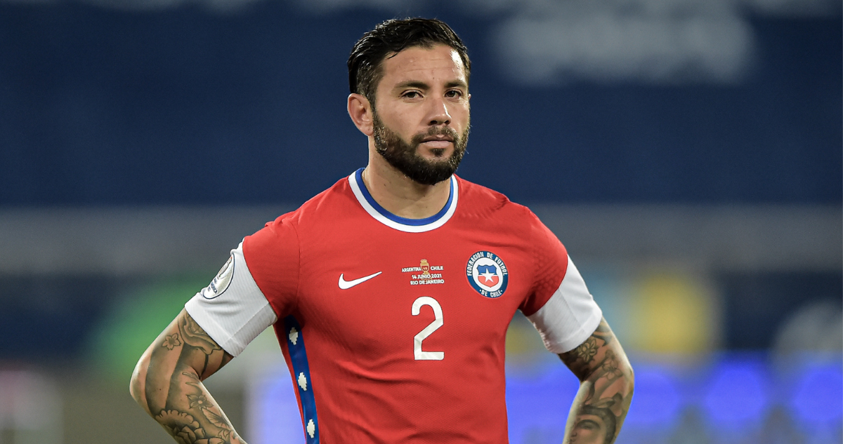 Eugenio Mena parte de Racing y se convierte en el primer refuerzo de Universidad Católica.