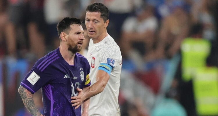 Lionel Messi y Robert Lewandowski durante el Polonia vs Argentina.