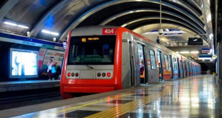 Corte de Santiago ordena a empresa de transporte indemnizar a víctima de accidente en ascensor de acceso