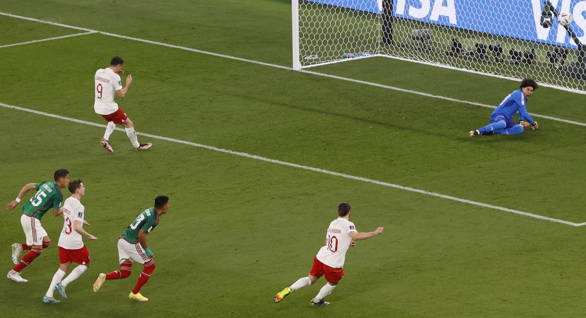 México y Polonia con Memo Ochoa de figura