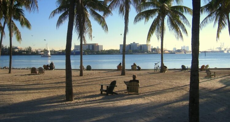 Latinos lideran crecimiento económico en EEUU pero están mal financieramente, según informe