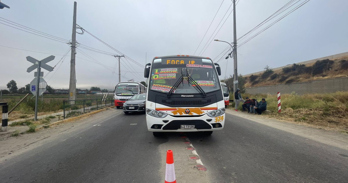 Quillota: microbuseros cortan el tránsito en cruce San Pedro y provocan enorme taco en Ruta F-62