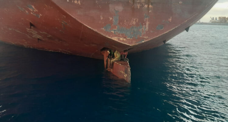 La historia tras la foto: migrantes pasan 11 días sobre timón de petrolero para llegar a España