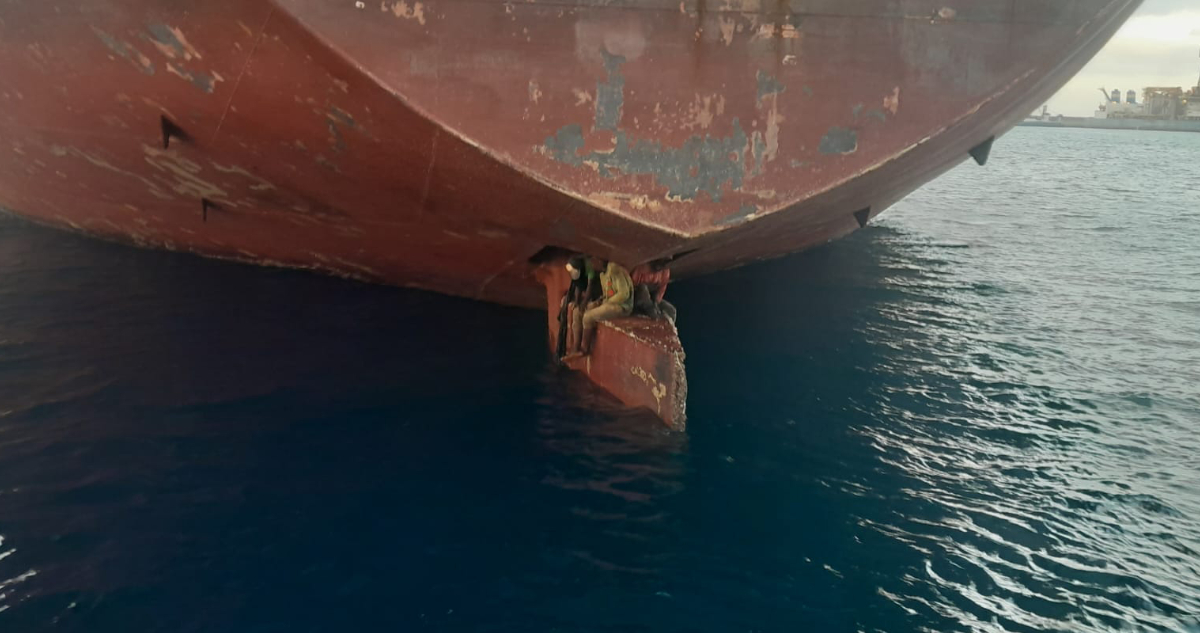 La historia tras la foto: migrantes pasan 11 días sobre timón de petrolero para llegar a España
