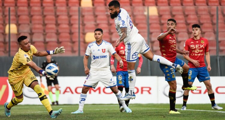 Miguel Pinto se lució ante la U y se llenó de elogios en Copa Chile