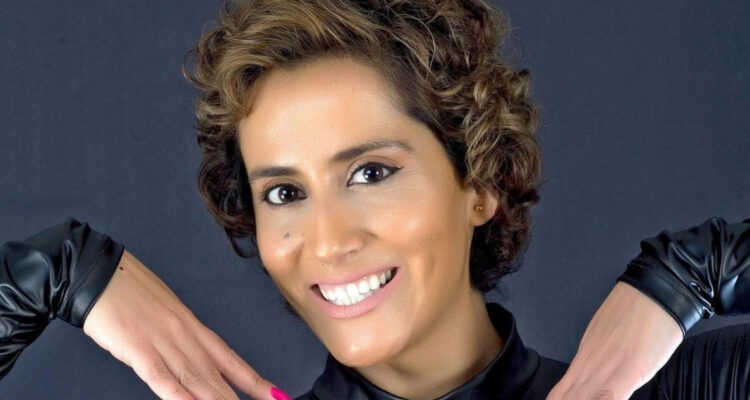 La ex chica reality Mila Correa sonríe mientras posa a la cámara. En su cumpleaños, la influencer afirmó que venció el cáncer tras dos años.