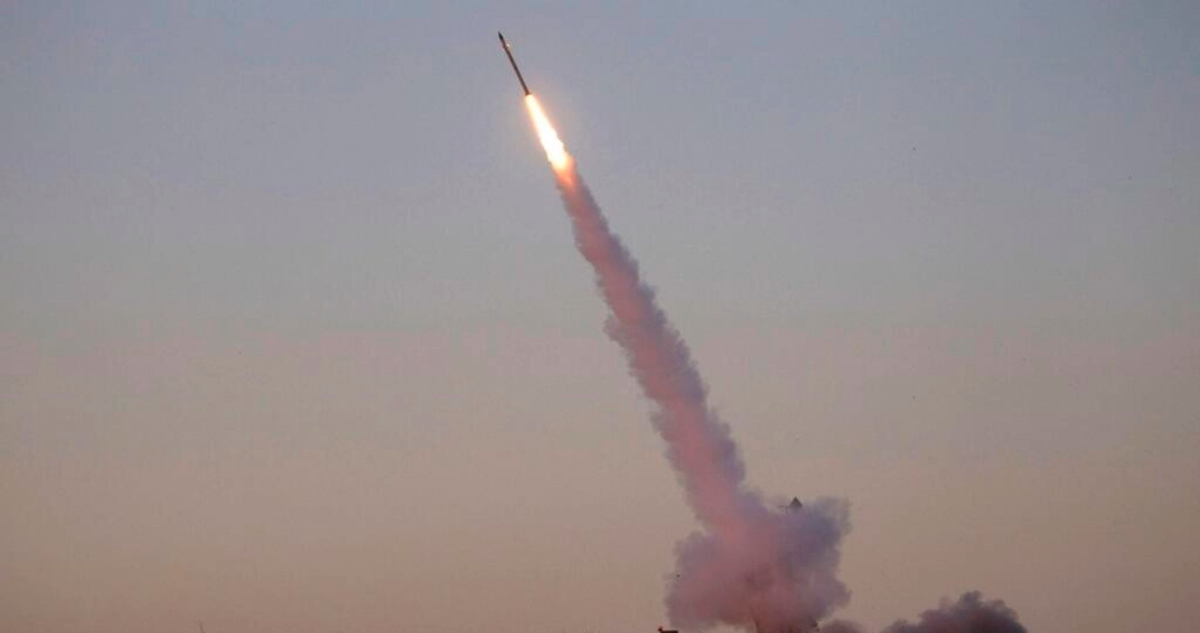 Milicias palestinas lanzan cohete desde Franja de Gaza hacia Israel