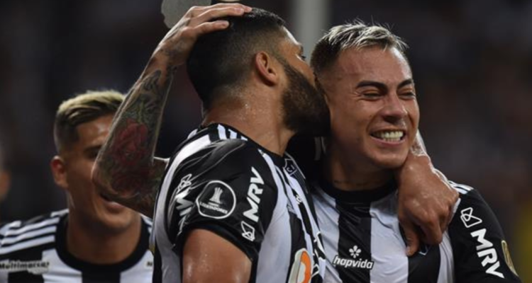 Atlético Mineiro celebra los goles de Eduardo Vargas.