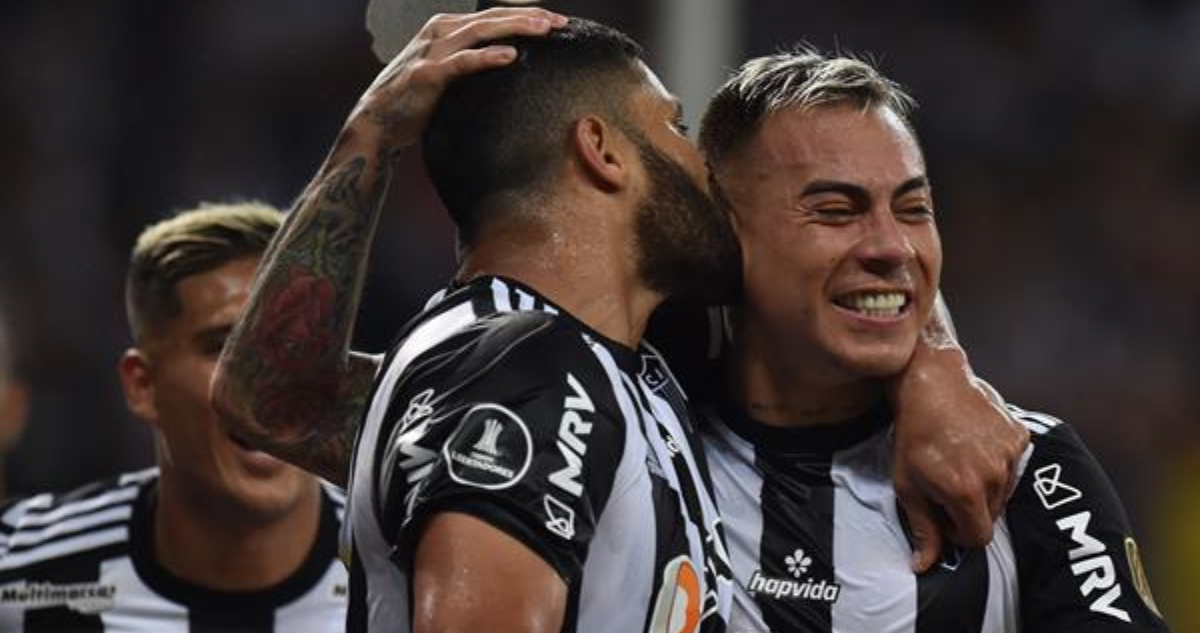 Atlético Mineiro celebra los goles de Eduardo Vargas.