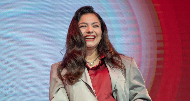 La cantante Mon Laferte sonríe en el escenario en medio de un concierto. Esta semana, la artista fue nominada a los premios Grammy.