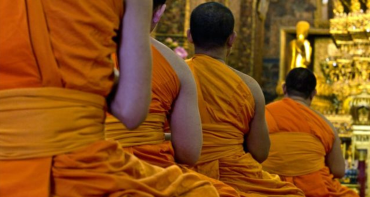 Monjes de un templo en Tailandia dan positivo a drogas