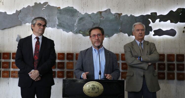 Gobierno estima protección de 30 mil empleos gracias a reajuste de contratos con constructoras