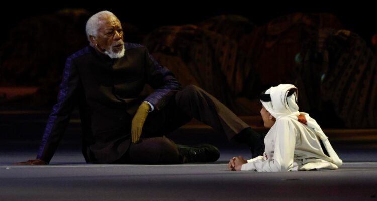Morgan Freeman sorprende en deslucida inauguración de Qatar 2022: “Escuché una invitación”