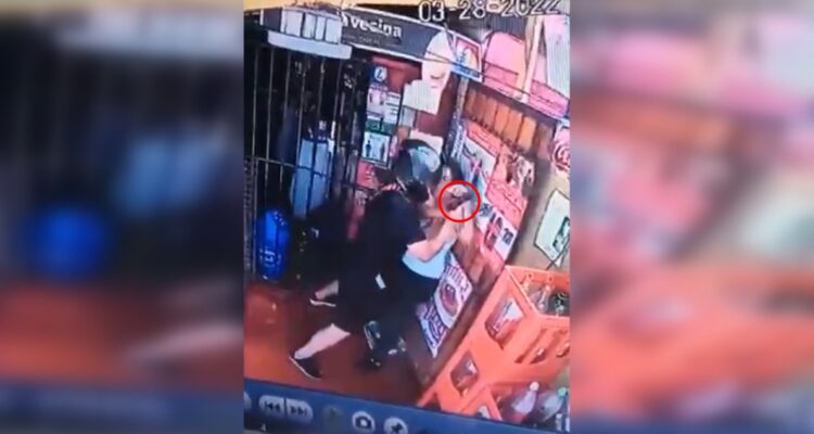 Motociclista asalta a clienta de almacén en Cerrillos