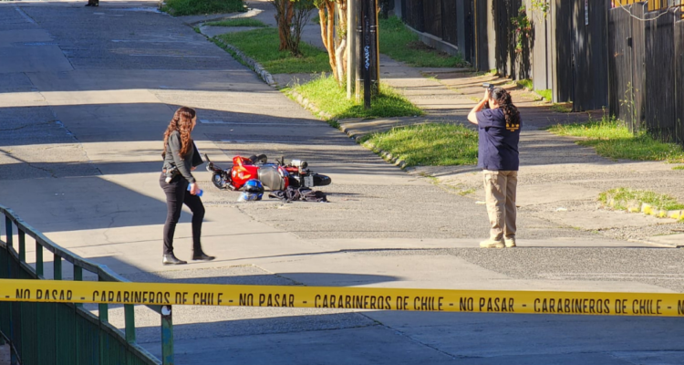 Motociclista lanza vehículo a carabinero para evitar fiscalización: tenía droga y especies robadas