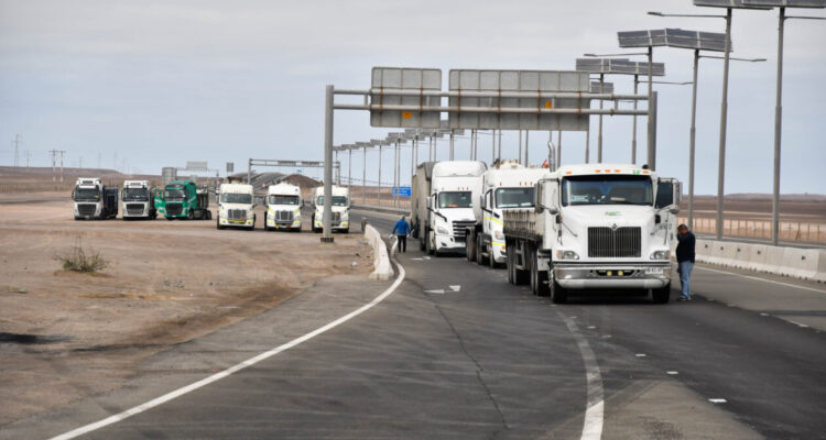 Camioneros del norte anuncian paro indefinido desde el lunes por seguridad y alza de combustibles